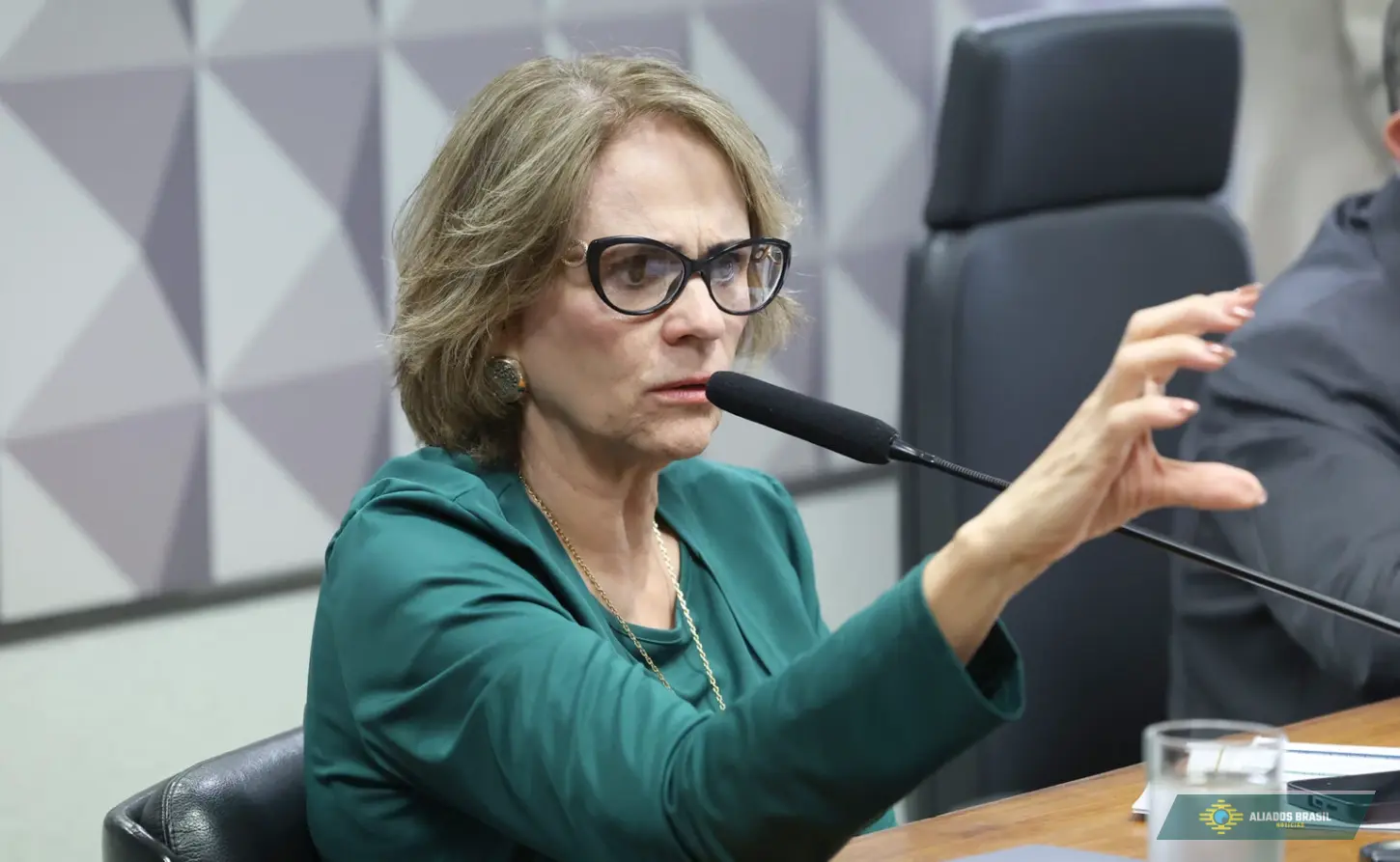 Damares rebate Paulo Figueiredo: “Não fico atrás de computador”