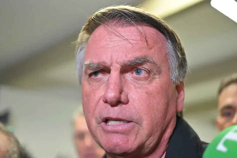 Defesa de Bolsonaro pede autorização de Moraes para ex-presidente realizar cinco exames no hospital