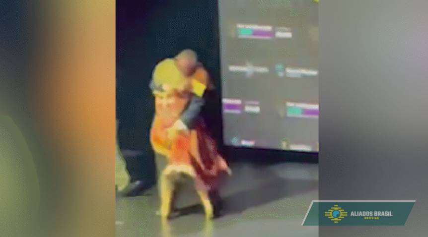 Diretor executivo é afastado de rádio após apalpar apresentadora durante premiação e provocar indignação na web. Veja o vídeo