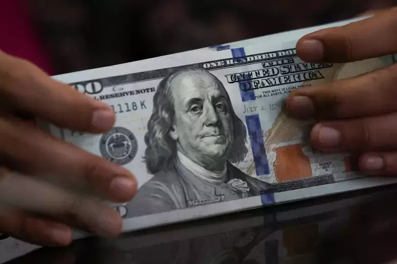  Dólar ganha força após criação de empregos acima dos esperado nos EUA