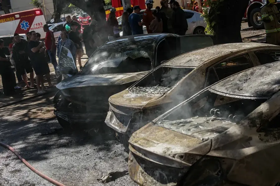 Dono de carro destruído por fogo não tem seguro e ainda paga o veículo. Veja vídeo