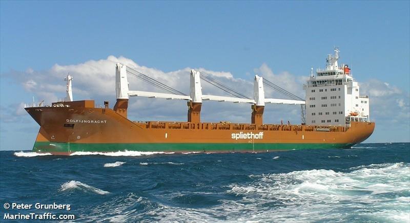 Embarcação afunda a caminho de Noronha e seis tripulantes são resgatados por navio holandês