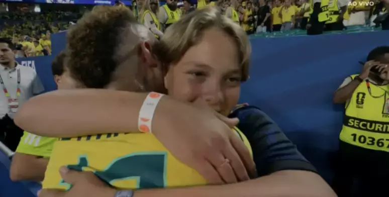 Emocionado, Neymar abraça Davi Lucca após estreia na Copa do Mundo 