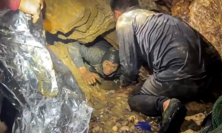 Equipes buscam nova entrada em caverna no Laos para encontrar desaparecidos