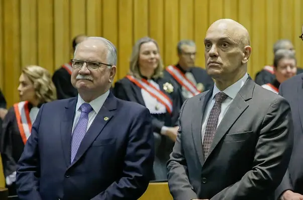 Fachin dá aval para AGU atuar em ação nos EUA contra Moraes
