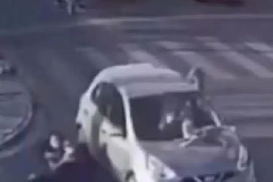 Família é atropelada e bebê fica preso em capô de carro na Paraíba. Veja vídeo