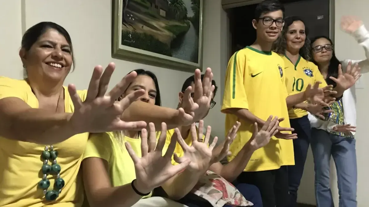Família que tem seis dedos sonha com o hexa do Brasil