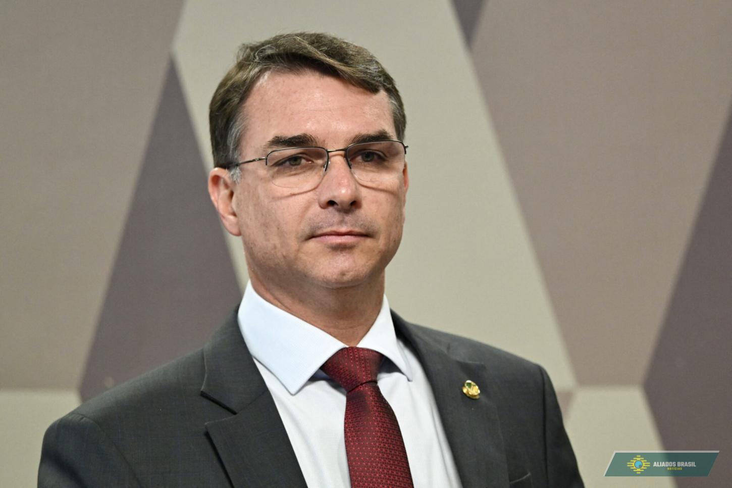 VÍDEO: Flávio Bolsonaro diz que pediu aos EUA para não taxarem empresas brasileiras.