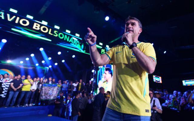 Flávio Bolsonaro discursa contra o crime e a fome em evento em SP