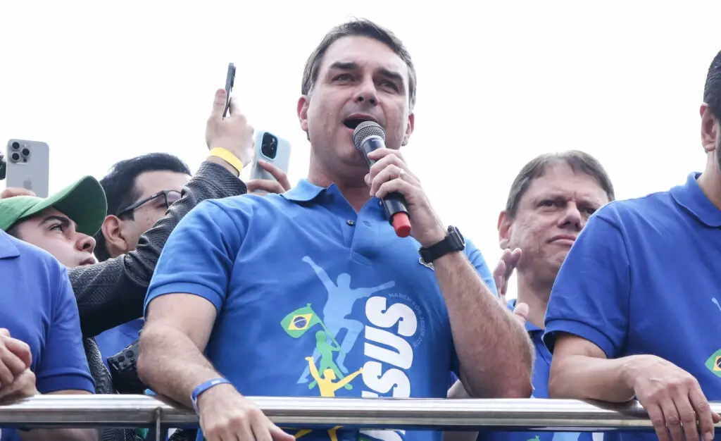 Flávio pede orações pelo pai durante a Marcha para Jesus