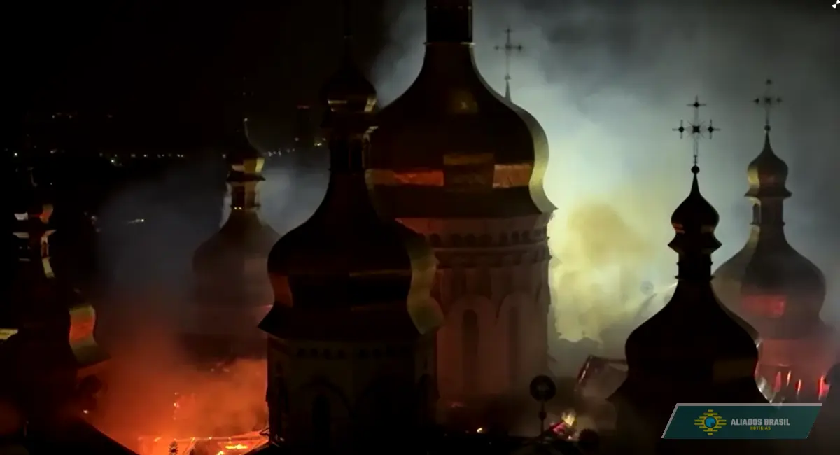 Histórico monastério de Kiev fica em chamas após ataque russo