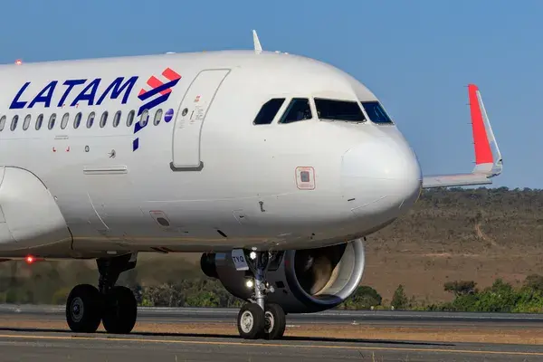 Idosa morre após cair de escada em desembarque de avião da LATAM em Congonhas