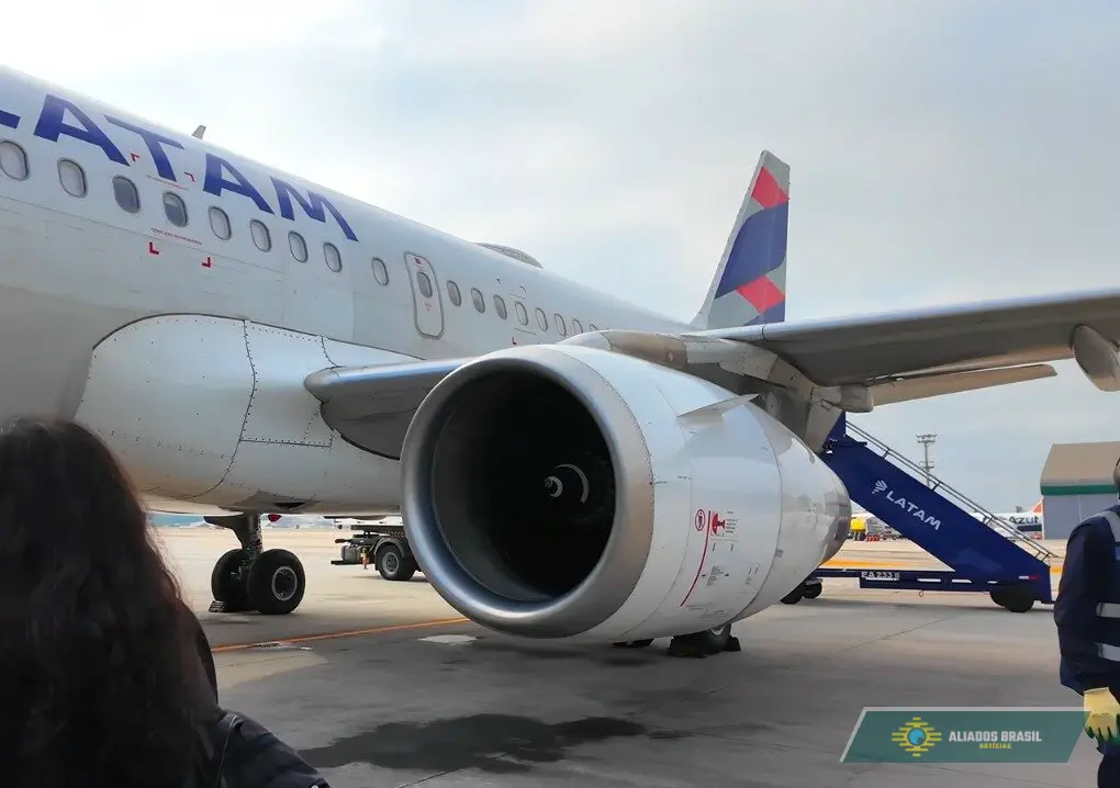 Idosa morta ao cair de escada de avião estava a 3 degraus do solo