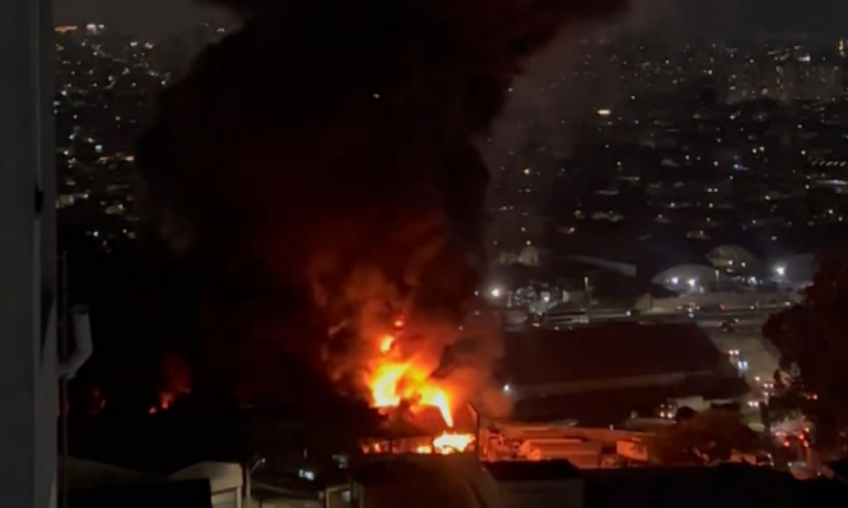 Incêndio de grandes proporções atinge distribuidora em Guarulhos