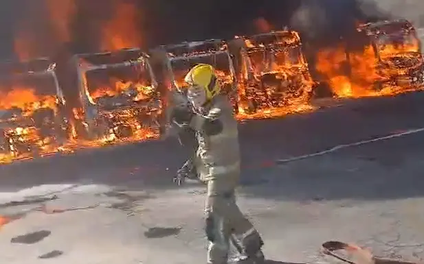 Incêndio destrói quase 30 ônibus de garagem em Belo Horizonte; veja imagens
