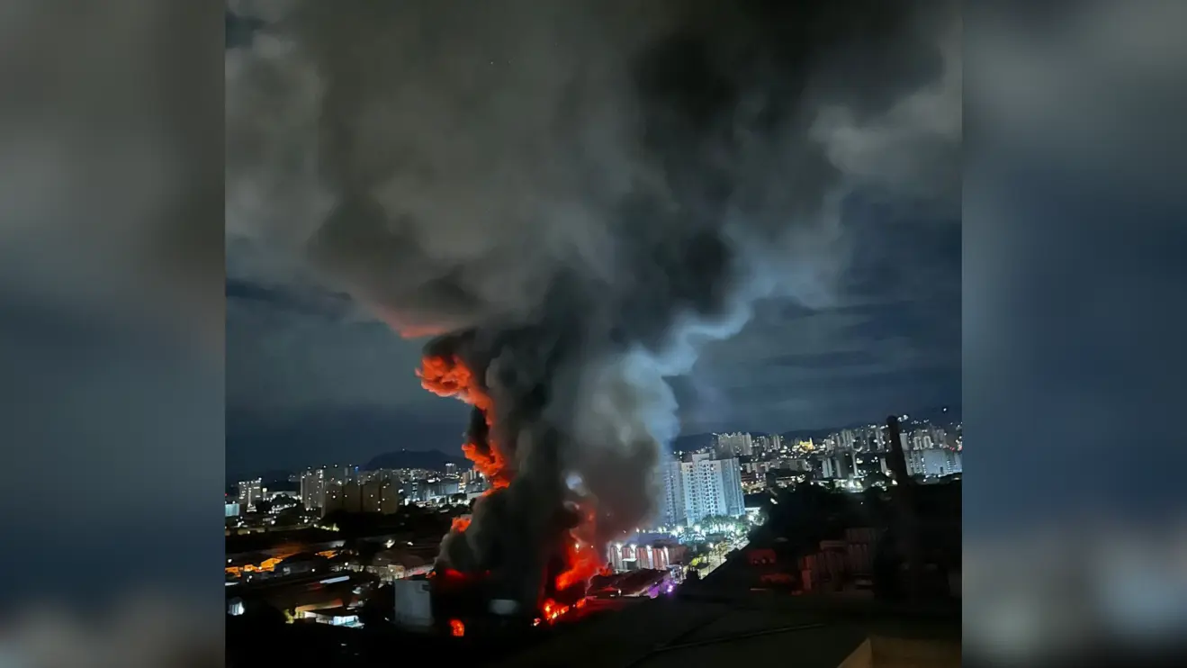 Incêndio em galpões na Lapa provoca coluna de fumaça em SP