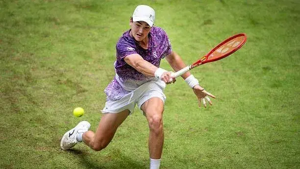 João Fonseca em Wimbledon: horário e onde assistir à estreia do brasileiro