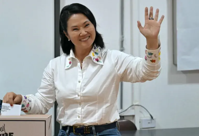 Keiko Fujimori vence as eleições com 50,135% dos votos e é a nova presidente do Peru