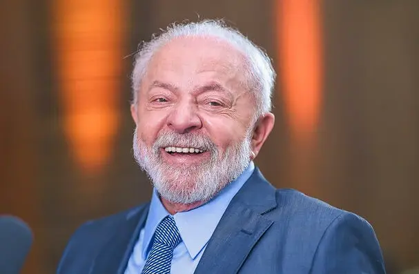 Lula diz que está tratando câncer de pele para “ficar bonitão”