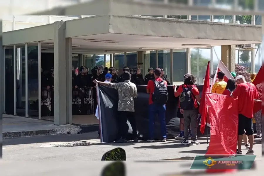 Manifestantes tentam ocupar ministério e PM reage com spray de pimenta. Veja vídeo