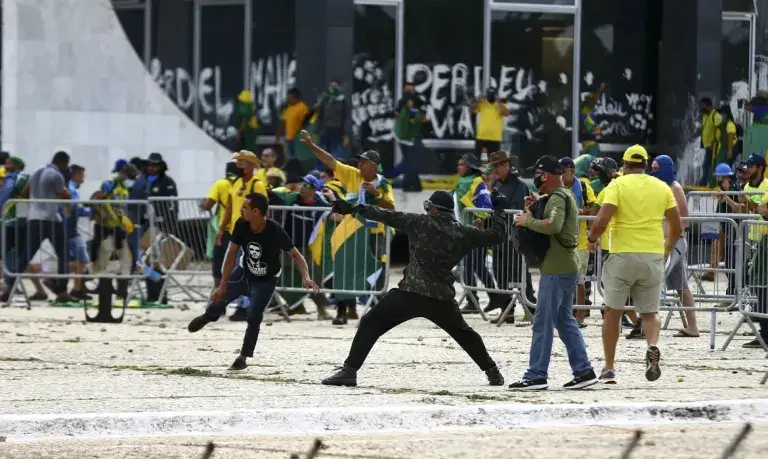 Moraes arquiva inquérito contra parlamentares do PL por incitação à violência no 8 de janeiro