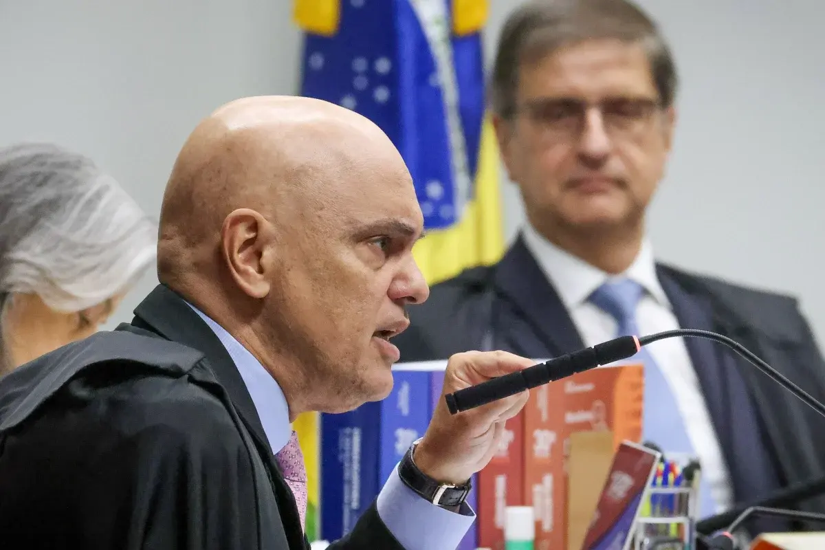 Moraes diz que Bolsonaro comete 