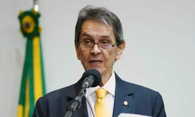 Moraes e Dino votam para manter multa a Roberto Jefferson