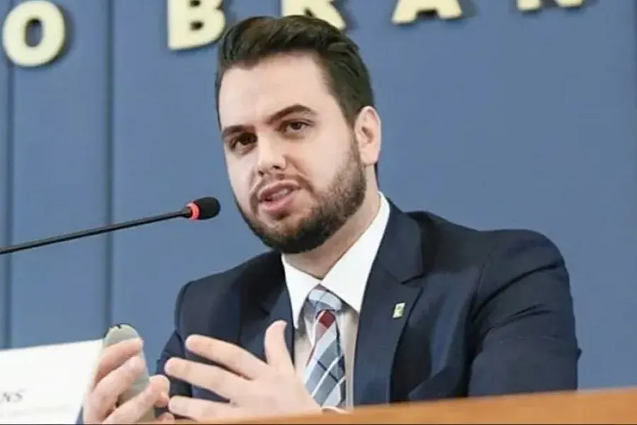 Moraes nega pedido de Filipe Martins para visita de Nikolas por até 3h
