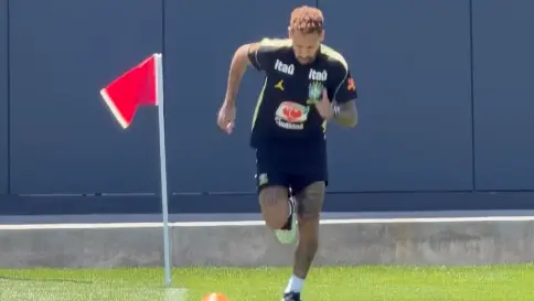 Neymar treina pela primeira vez no campo com a Seleção na Copa