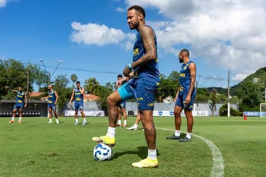 Neymar volta a treinar com elenco e aumenta expectativa por retorno