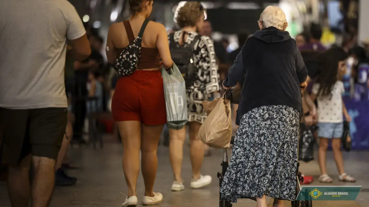 Número de idosos no mercado de trabalho atinge recorde, com maioria na informalidade