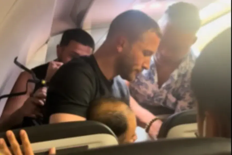 Pânico no ar: homem tenta abrir porta de avião durante voo e é contido. Veja vídeo