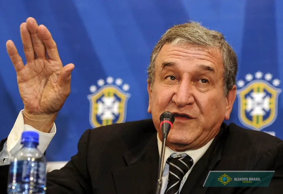 Parreira apresenta melhora, mas permanece na UTI