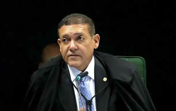 PGE contraria veto do TSE sobre pesquisa que liga Flávio a Vorcaro