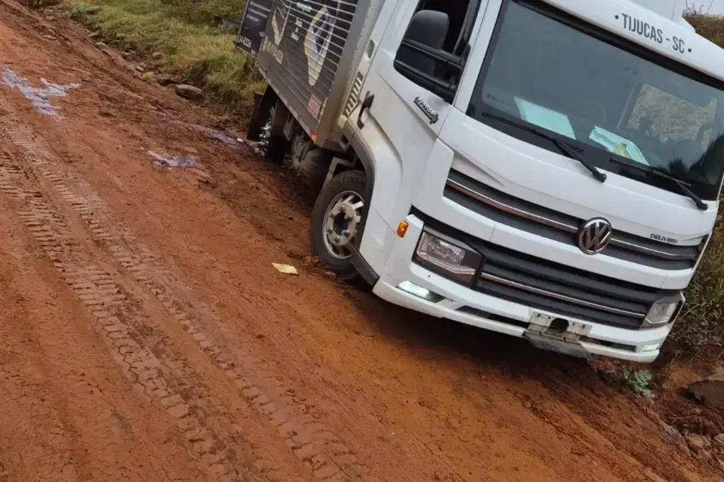 Polícia investiga possível latrocínio após caminhoneiro ser encontrado morto ao lado do veículo no RS  