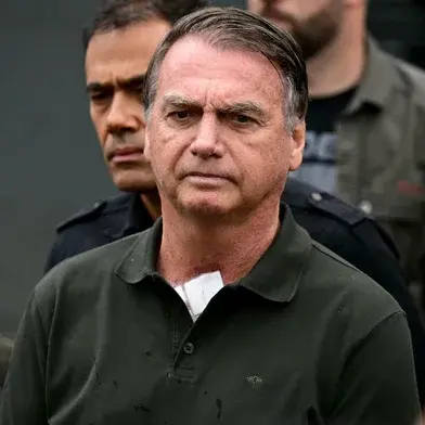 Polícia quer saber quem deu arma de Bolsonaro para militar