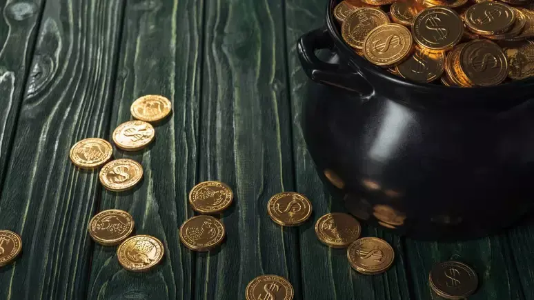 Por que colocar uma moeda no sapato dá sorte? A história de um ritual antigo de prosperidade e viagem 
