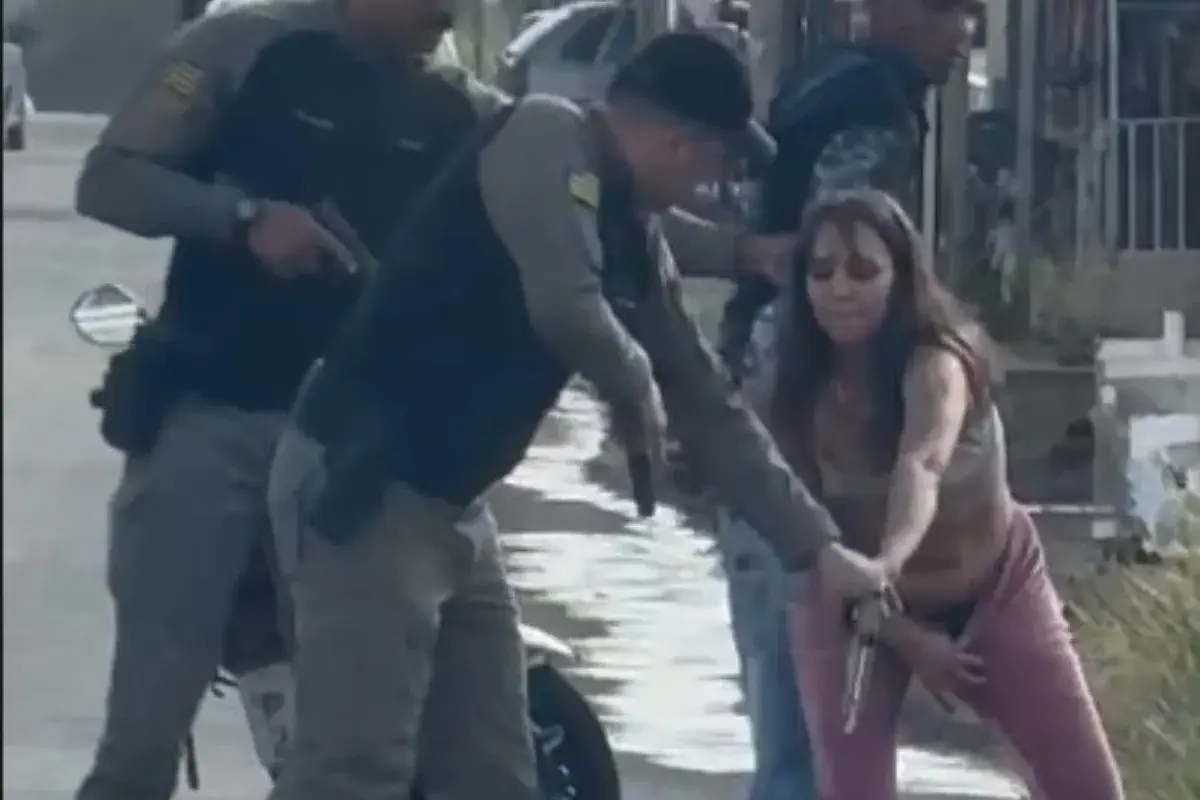 Mulher tira pistola carregada da v4gina em abordagem da PM. Veja vídeo