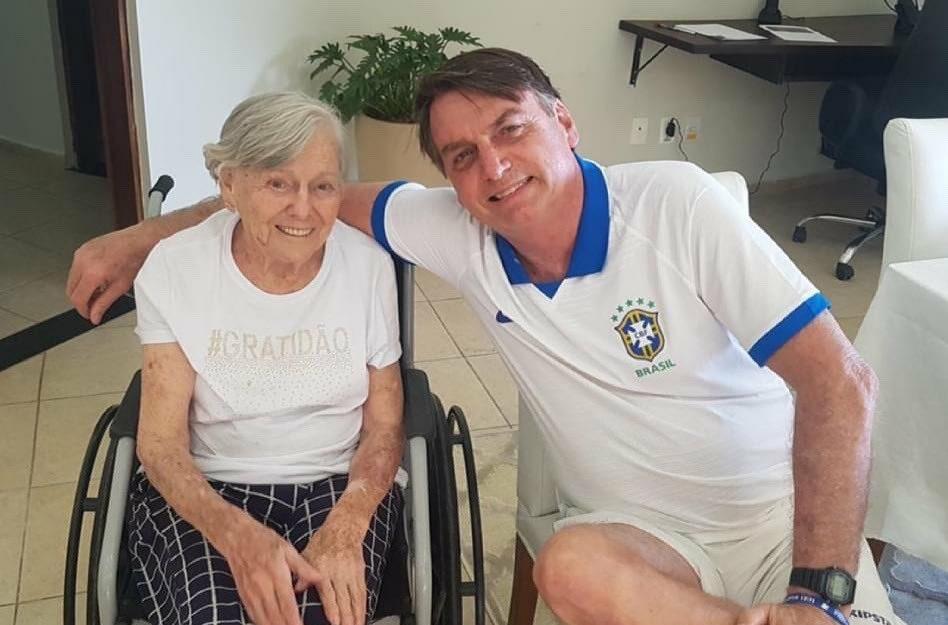 PT quer retirar nome da mãe de Bolsonaro de viaduto em SP