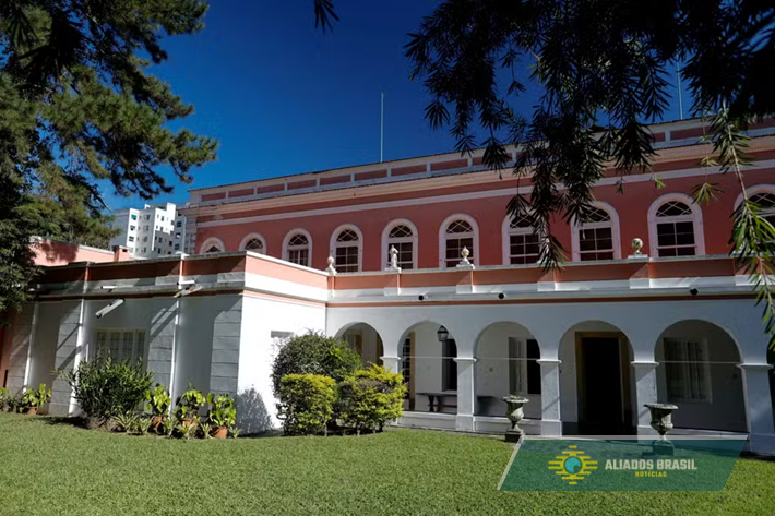 Saiba como é por dentro de palácio de R$ 70 milhões no centro de briga da Família Imperial