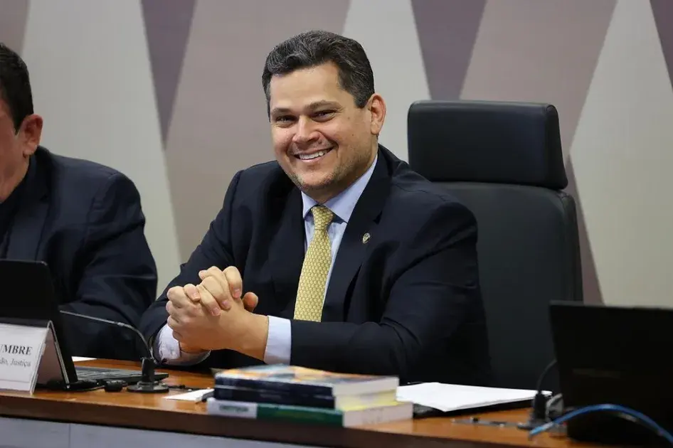 Sem eleição para disputar, Alcolumbre não tem pressa com a escala 6×1