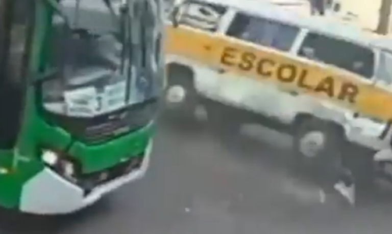  Sete crianças ficam feridas em colisão entre ônibus e van escolar em Passo Fundo (RS)