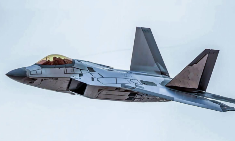 Sob ordens de Trump, caças dos EUA bombardeiam alvos militares dentro do Irã