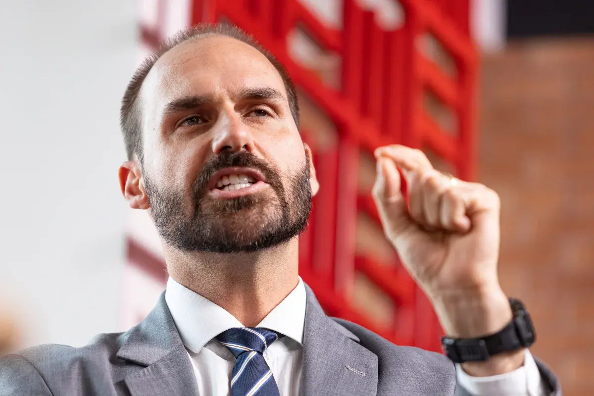 Primeira Turma do STF condena Eduardo Bolsonaro por coação no curso do processo; defesa questiona decisão