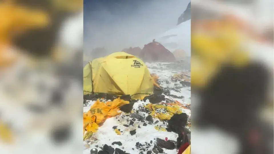 Subida ao Monte Everest: alpinista mostra lixo acumulado na chegada ao topo