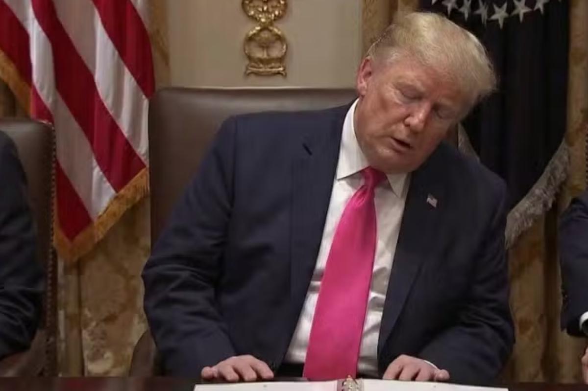 Trump é acusado de cochilar em coletiva e vira alvo de ironias na web. Veja vídeo