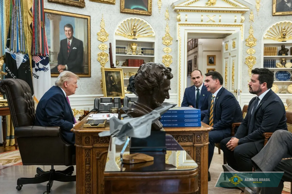 Trump publica foto com Flávio: 