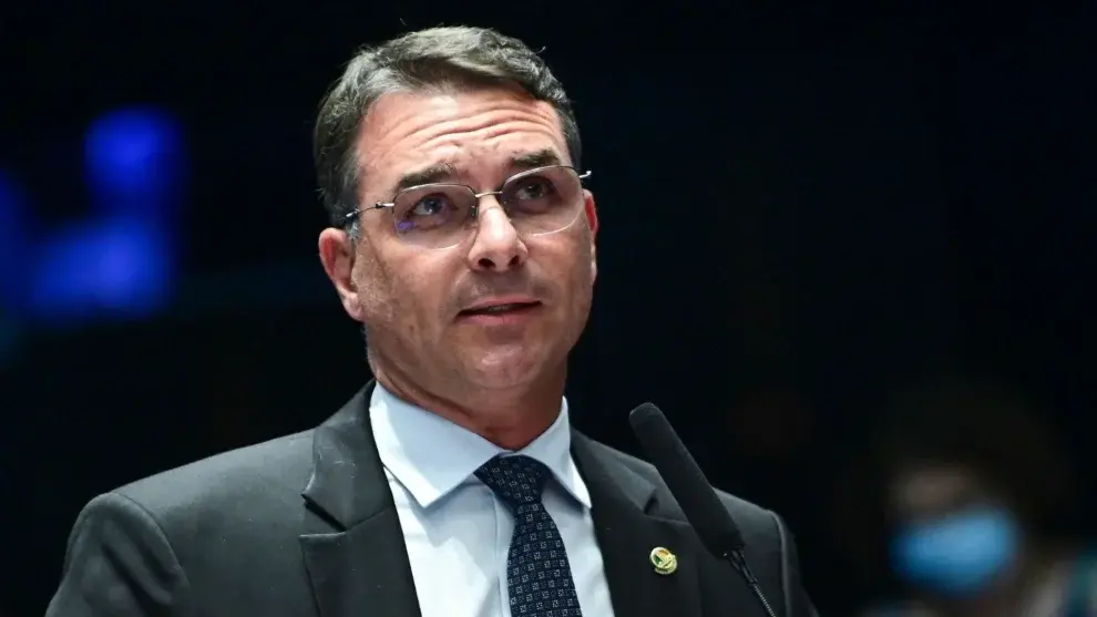 TSE suspende julgamento de liminar que proíbe divulgação de pesquisa Atlas em que Flávio cai  