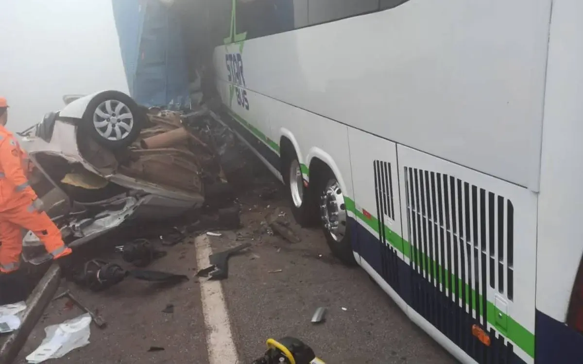 Uma pessoa morre em acidente entre 15 veículos na BR-262, em Betim. Veja vídeo