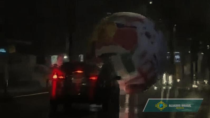 Vídeo: bola gigante rola pelas ruas de El Salvador durante tempestade